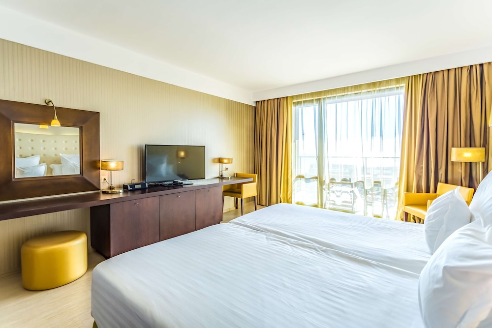 Deluxe Room (2 Adults + 2 Children)
