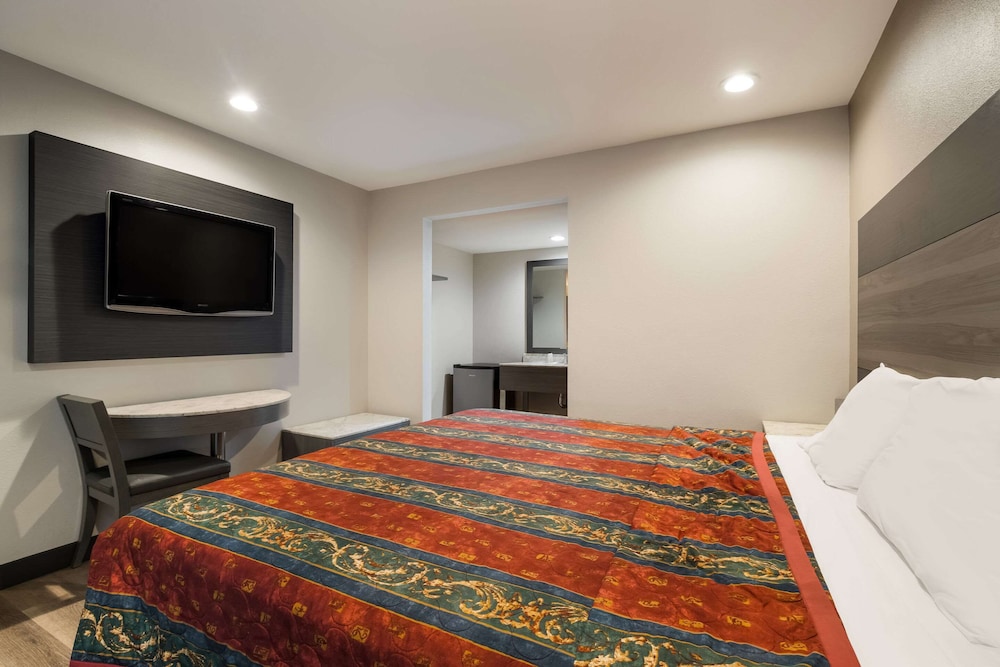 Standard Room, 1 King Bed, Non Smoking - Photo 3