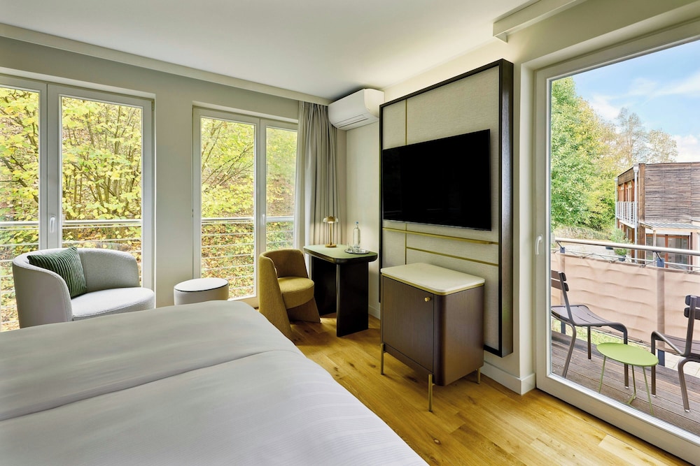 Deluxe Room, 1 King Bed, Balcony, Garden View