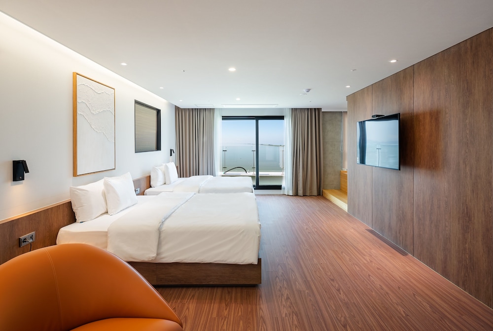 Ocean Suite King Twin - Photo 1