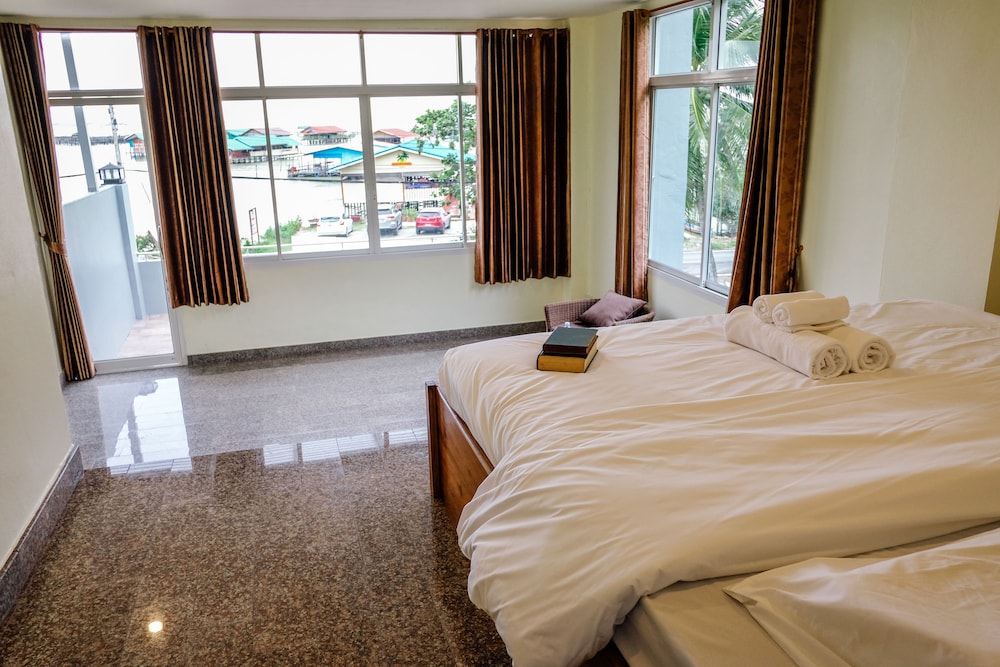 Lake View Suite