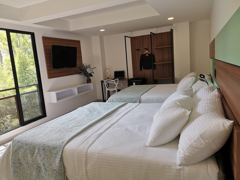 Family Room, 2 Queen Beds, Non Smoking photo 2