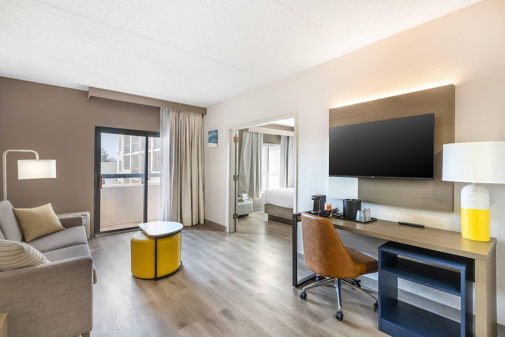 Suite, 1 King Bed, Accessible, Non Smoking photo 3