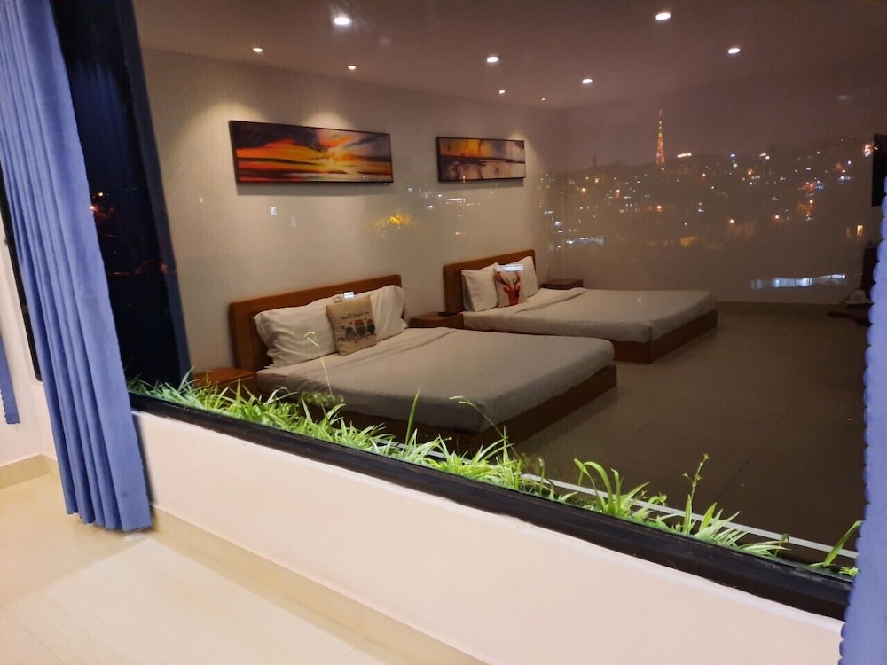 Family Quadruple Room, 2 Queen Beds, Balcony, Mountain View photo 1