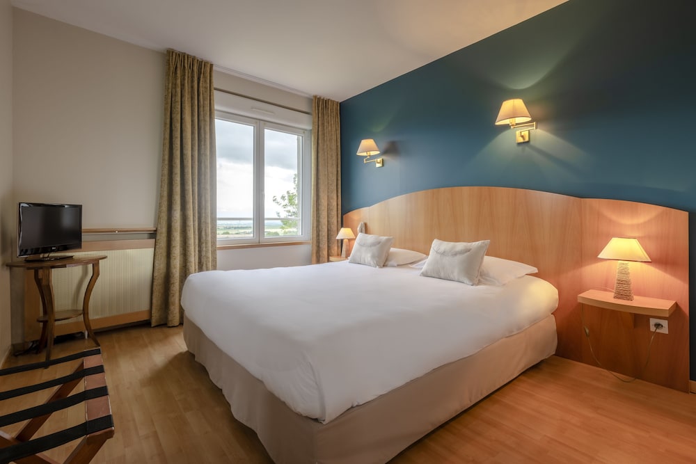 Family Room, 1 King Bed with Sofa bed
