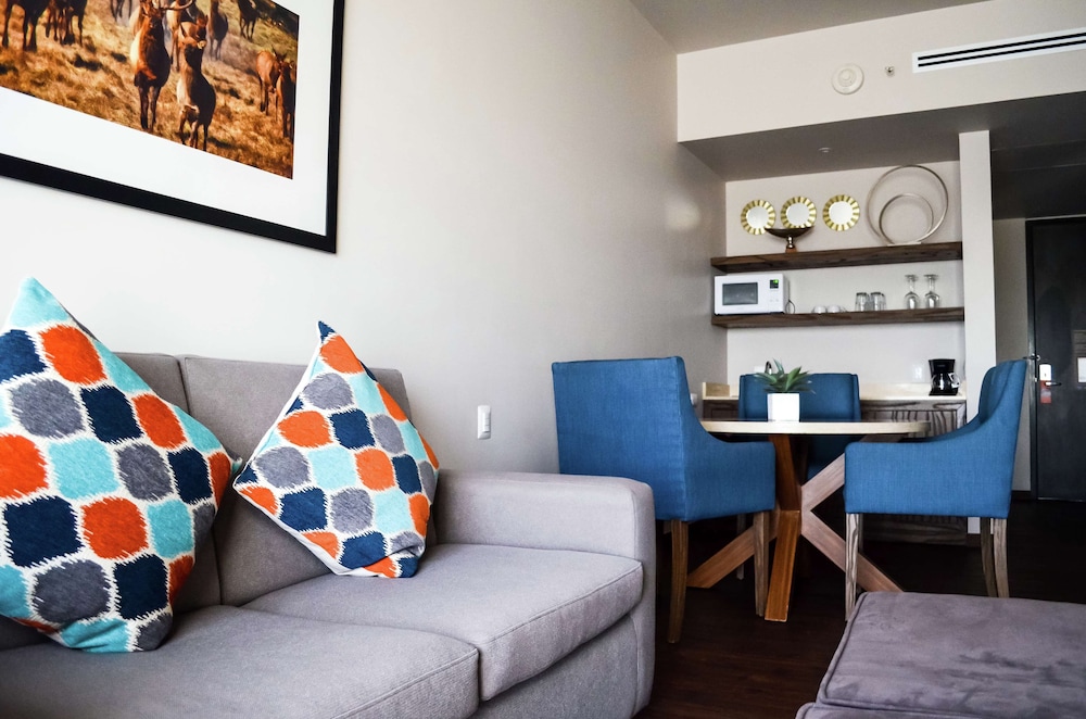 Suite, 1 King Bed, Non Smoking, Refrigerator & Microwave (Wet Bar) photo 1