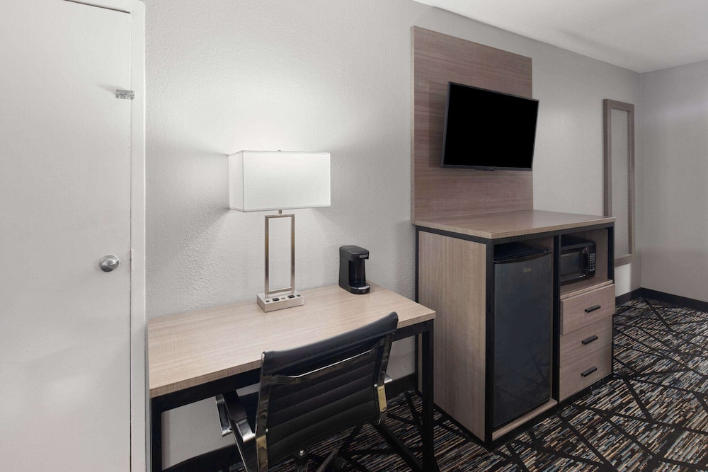 Standard Room, 1 King Bed, Accessible - Photo 2