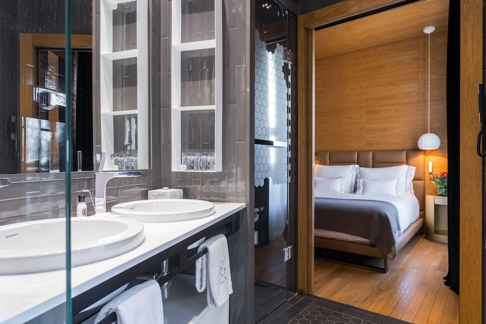 Deluxe Double Room thumbnail 6