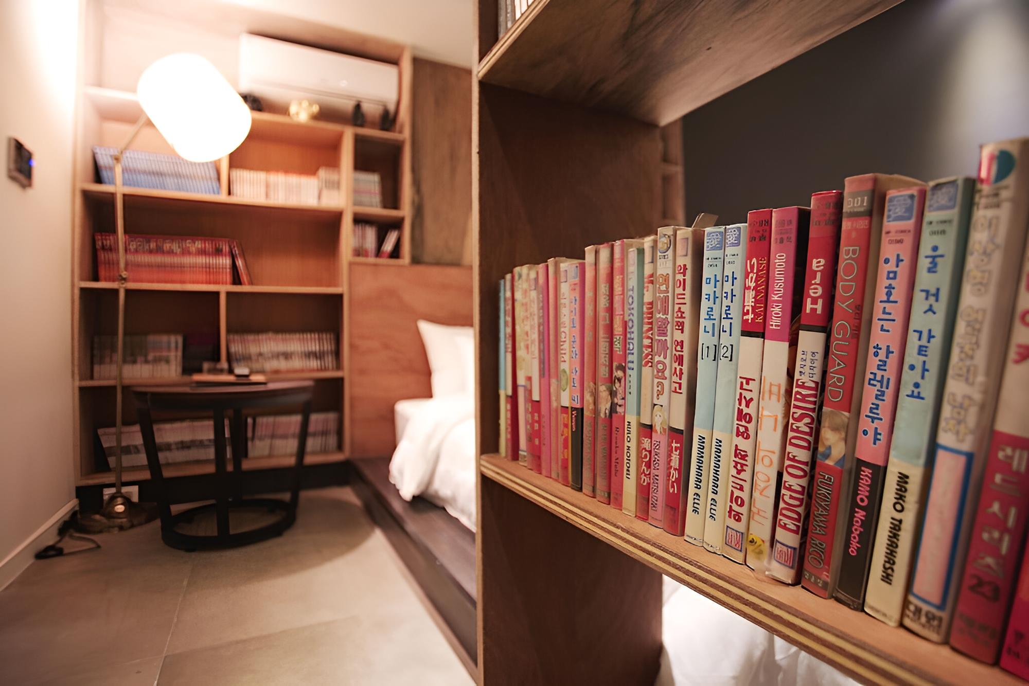 Room (Premium) - Photo 11
