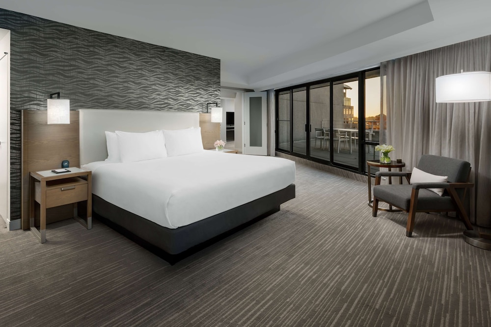 Room, 1 King Bed, Balcony - Photo 3