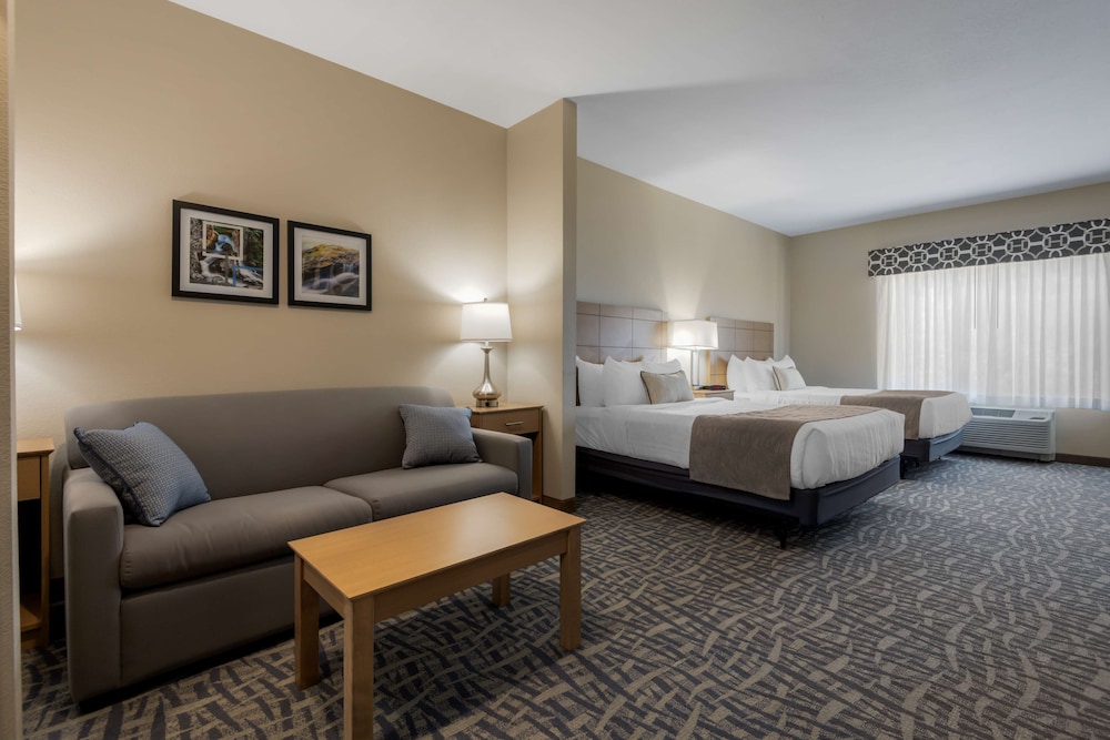 Suite, 2 Queen Beds, Refrigerator & Microwave (with Sofabed) - Photo 4