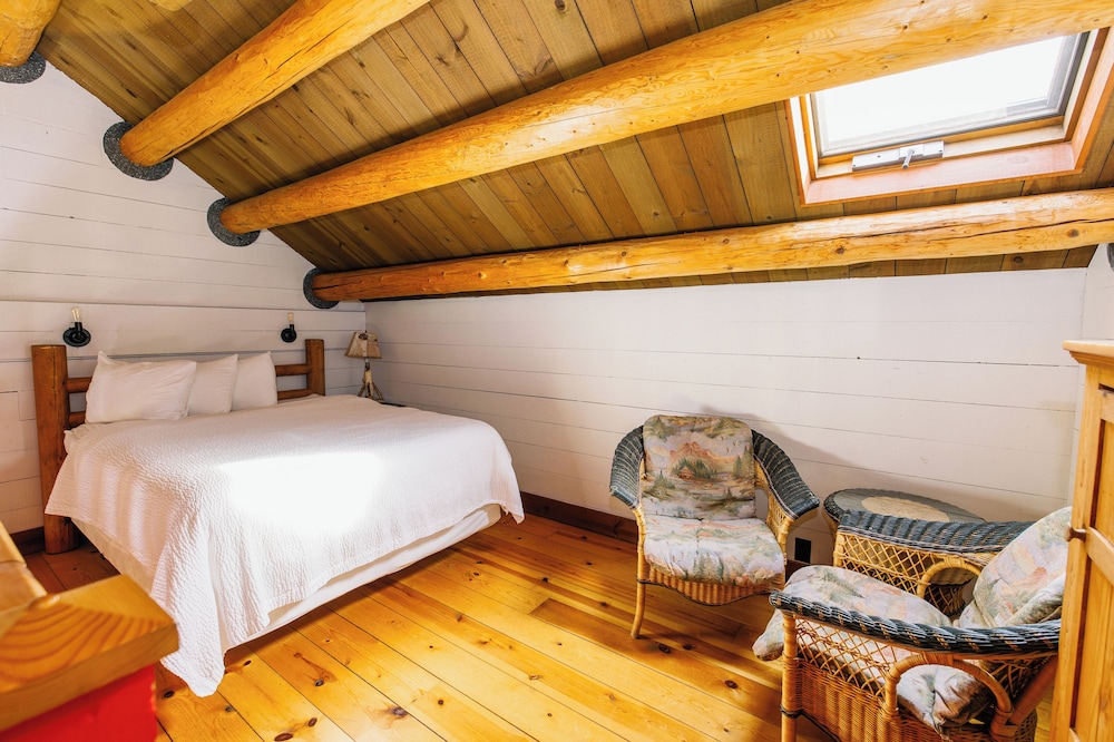 Lodge Loft Room,3 Queen Beds, Forest View photo 3