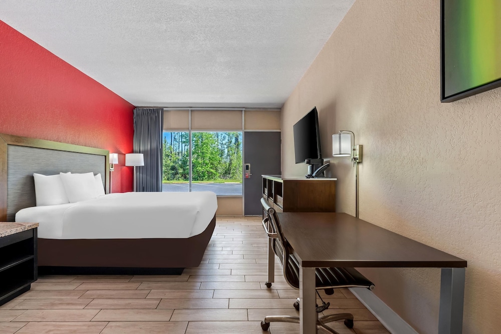 Standard Room, 1 King Bed, Non Smoking - Photo 6