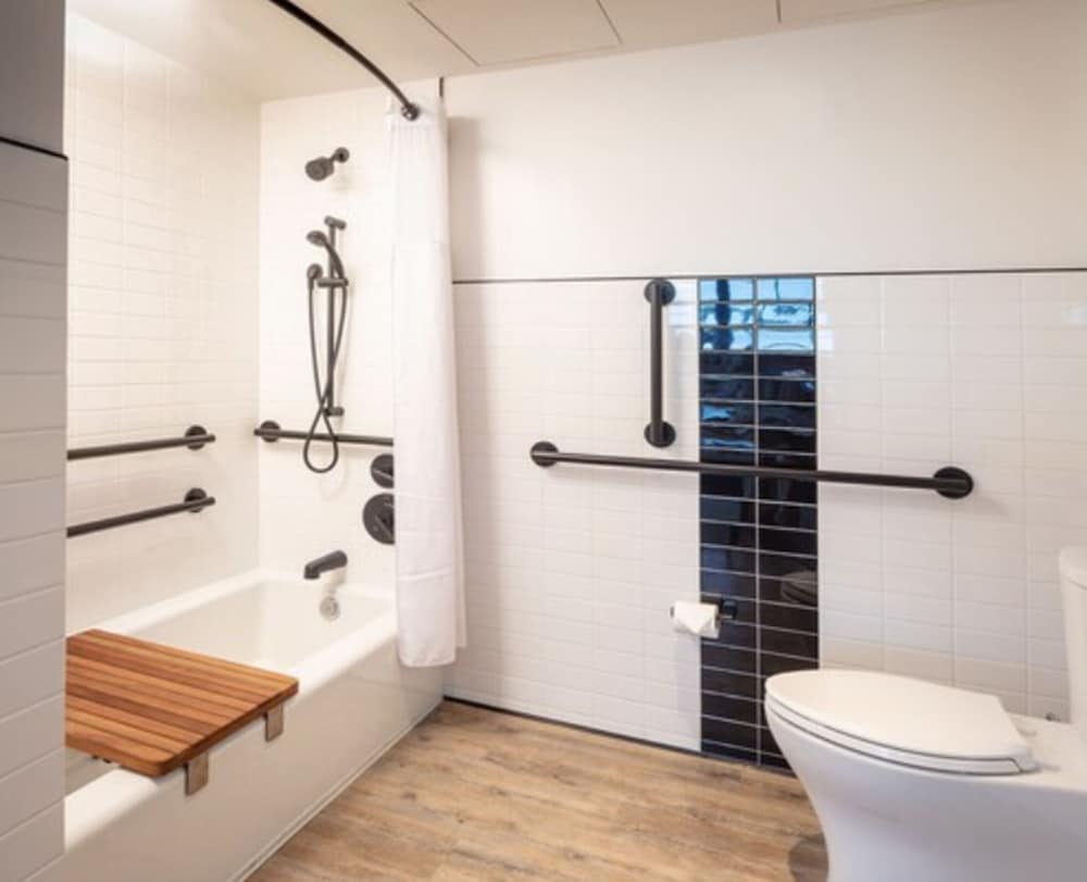 Suite, Mobility Accessible photo 3