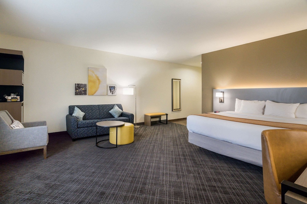 Suite, 1 King Bed with Sofa bed, Accessible, Jetted Tub photo 3