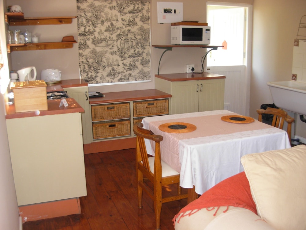 Pied Unit A photo 3