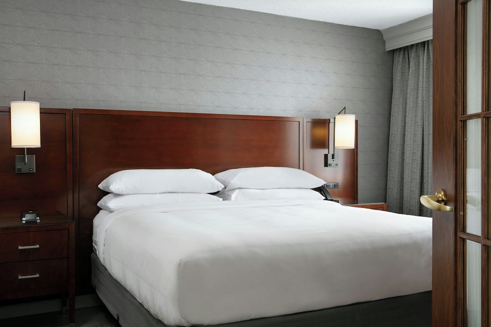 Room, 1 King Bed (Mobility Accessible, Tub) - Photo 1