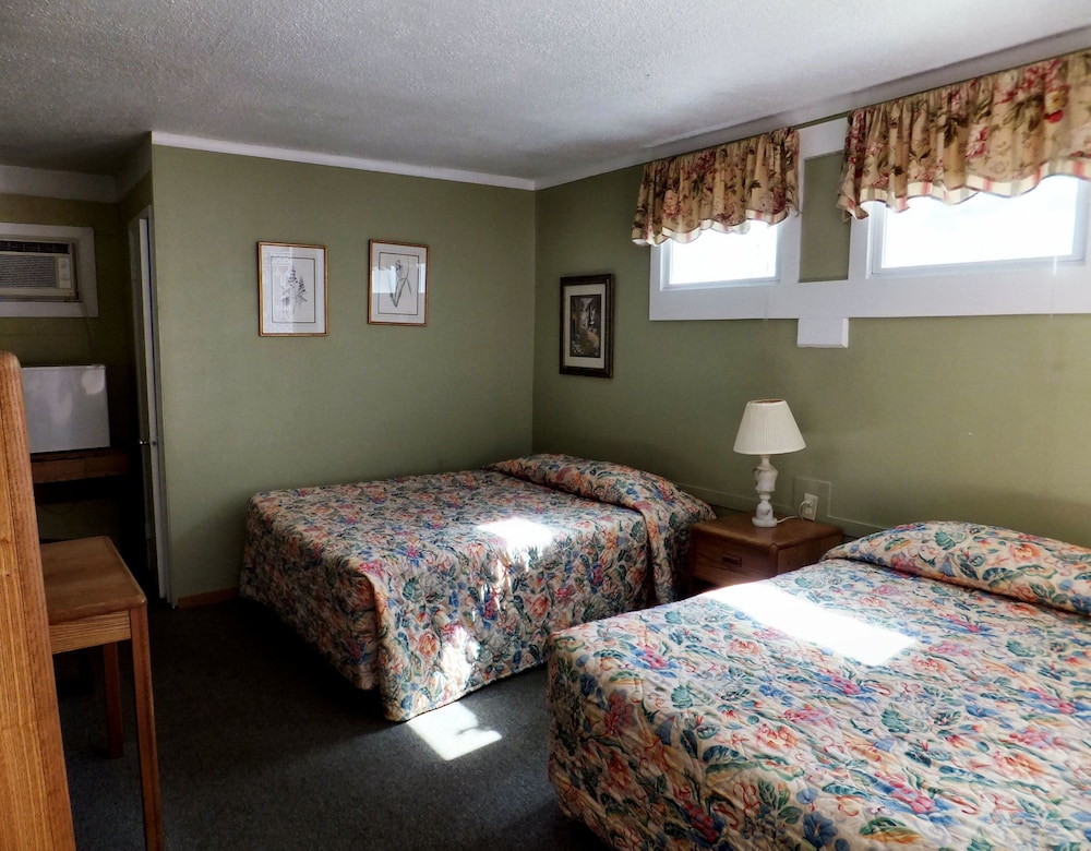 Room, 1 Queen and 1 Double Bed photo 1