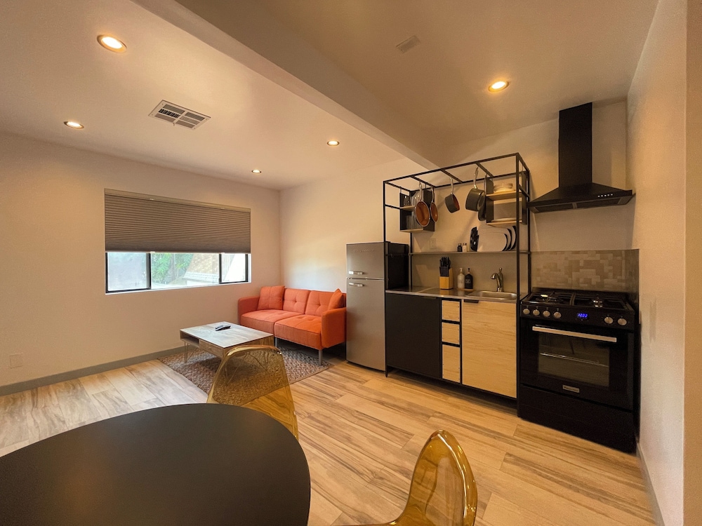 Condo, 1 Queen Bed with Sofa bed thumbnail 6