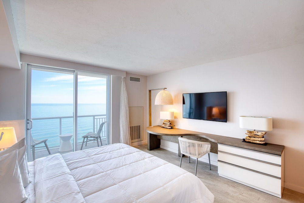 Oceanfront 1 King Bed Room - Photo 4