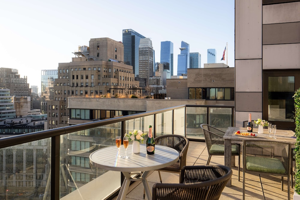 Room, 1 King Bed (Empire Skyview with Terrace) thumbnail 5
