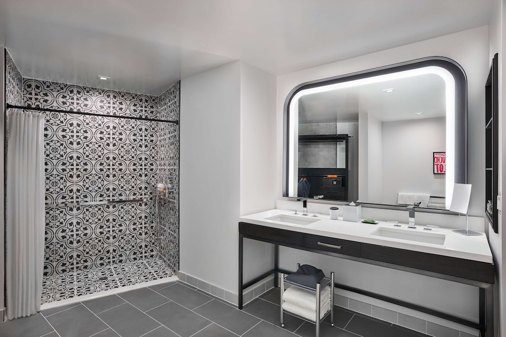 Room, 1 King Bed, Accessible (Riverwalk, Mobility,Roll-In Shower) - Photo 8