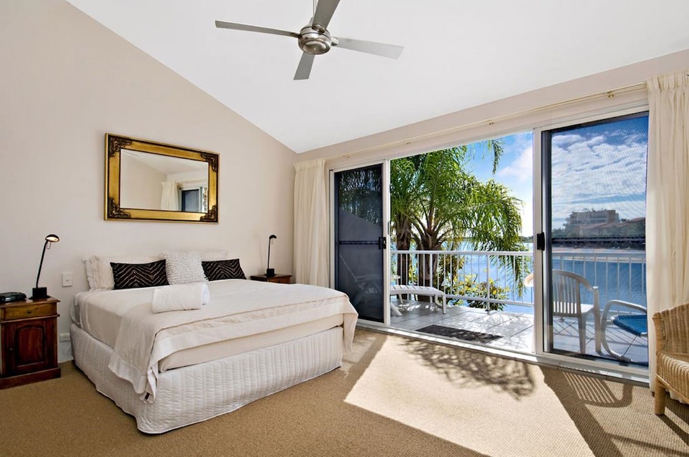 3 Bedroom Waterfront Standard Apartment photo 2