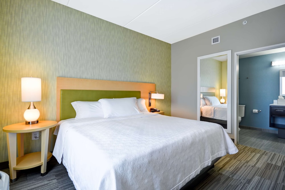 Suite, 1 King Bed, Accessible, Bathtub photo 3