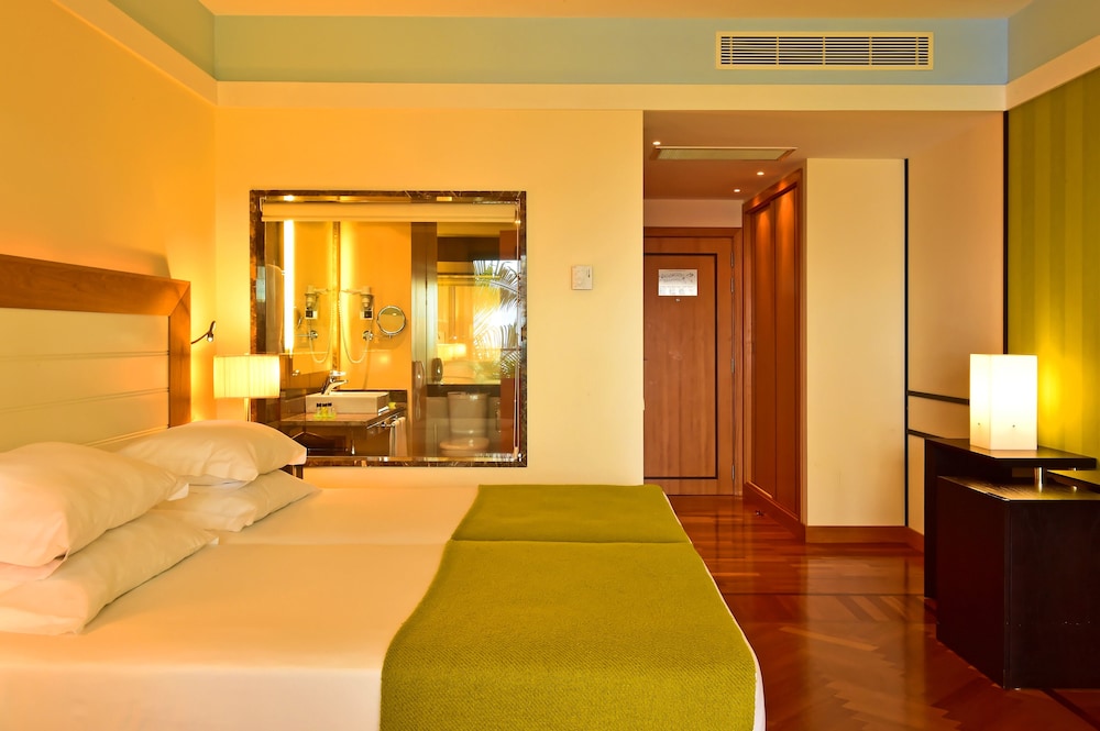 Classic Twin Room, Pool View - Photo 6