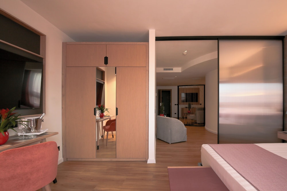 Junior Studio Suite, 1 Double or 2 Twin Beds, Non Smoking, City View photo 2