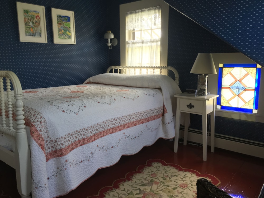 Mayflower Room- Shared Bathroom