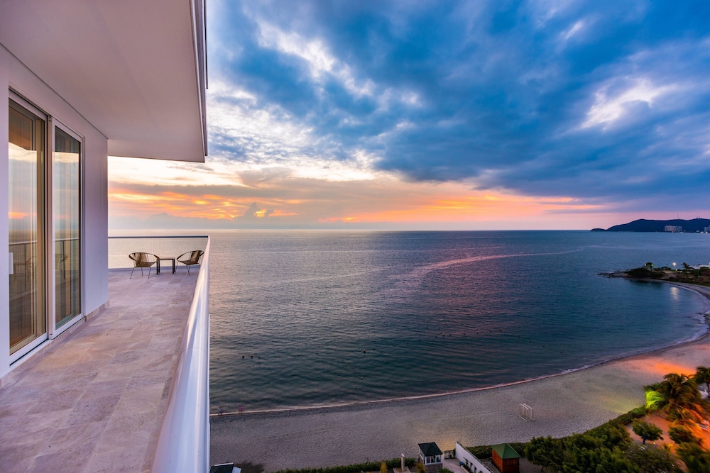 Suite, 1 Bedroom, Balcony (Oceanfront) - Photo 10