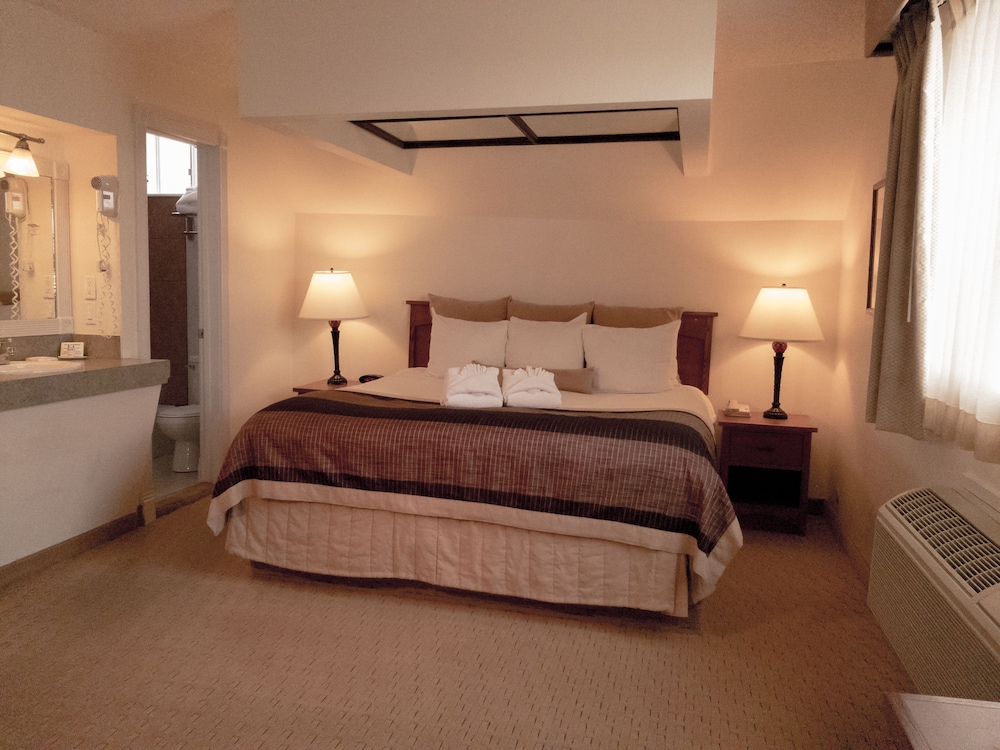 Honeymoon Suite, 1 King Bed, Balcony, Mountain View photo 3