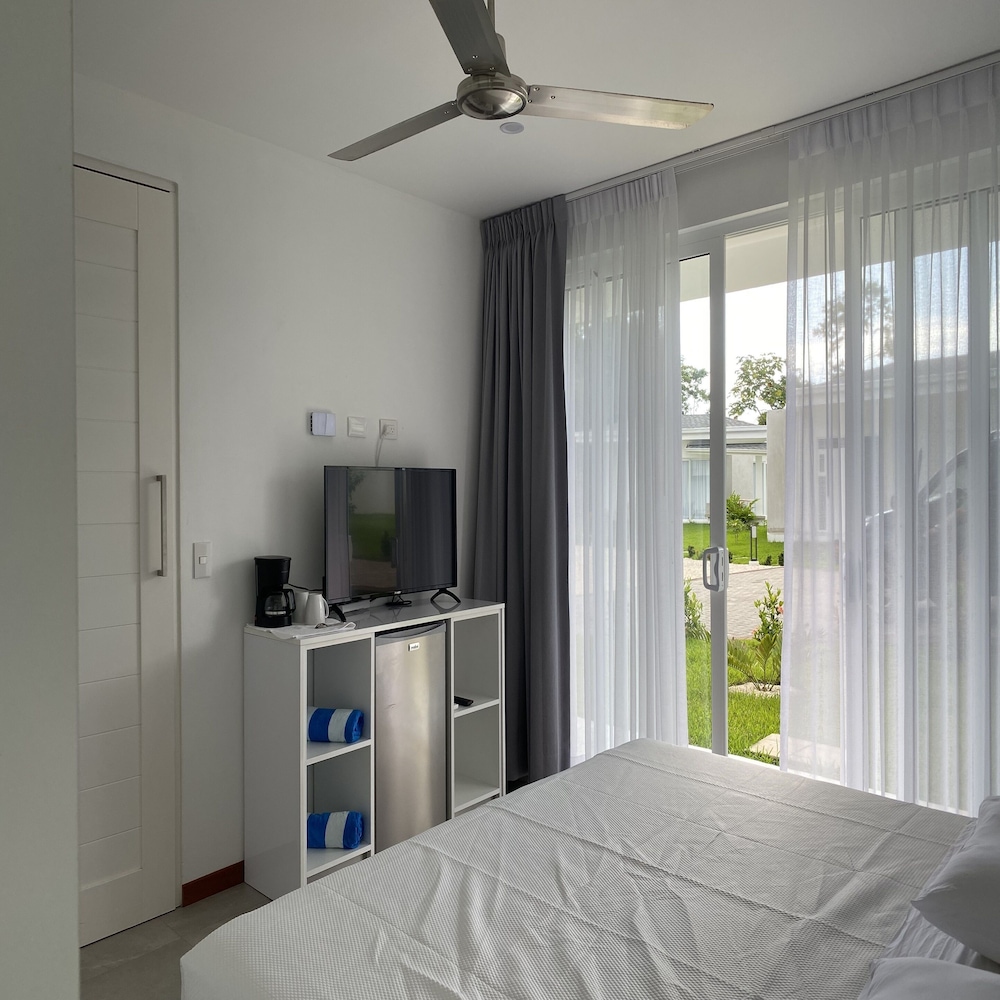 Standard Room, 1 King Bed, Garden View, Garden Area