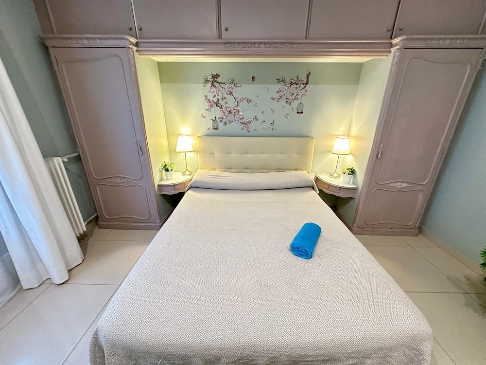 Double Room, Shared Bathroom, City View photo 3