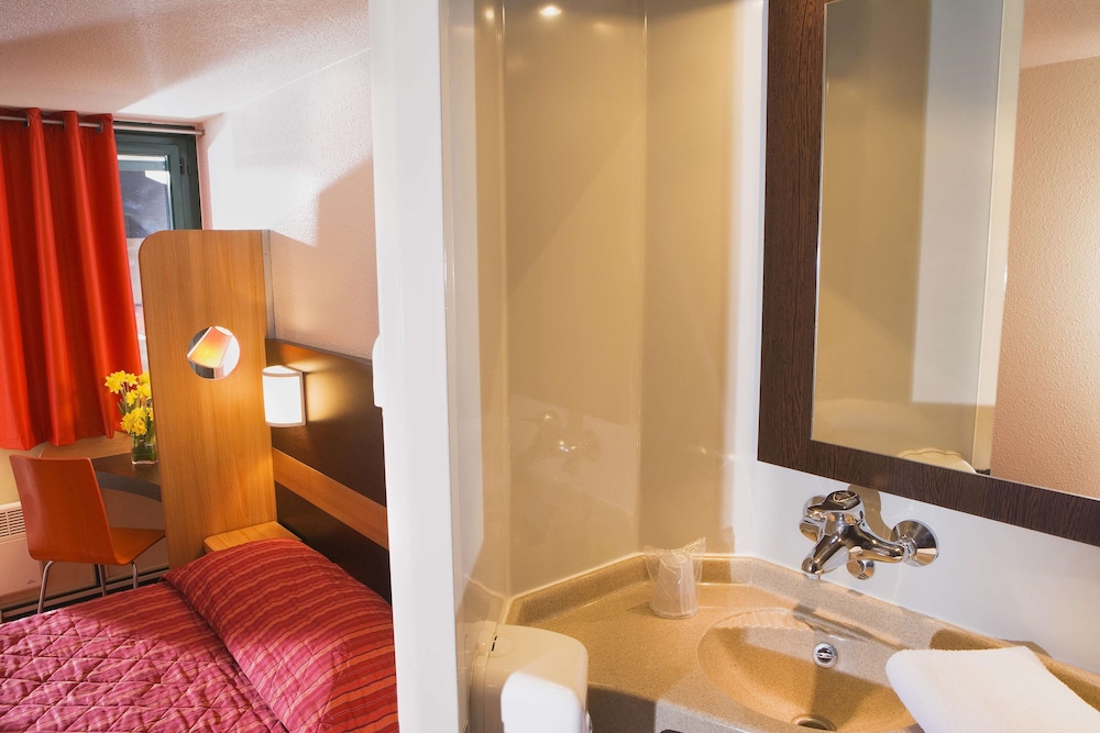 Standard Room, 3 Twin Beds - Photo 3