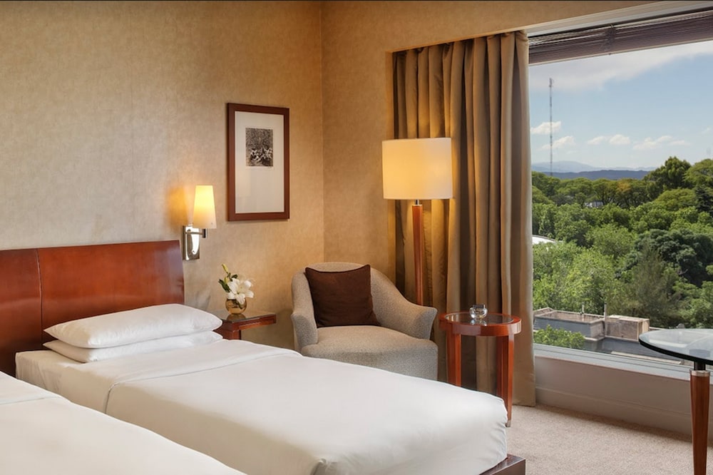 Room, 2 Twin Beds, City View