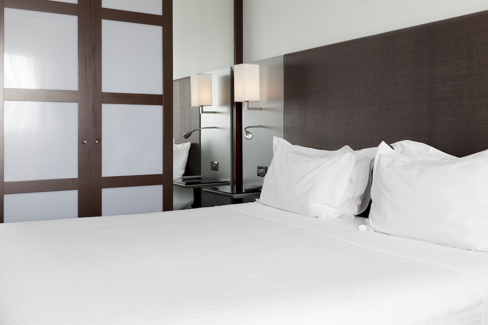 Standard Room, 1 King Bed, City View