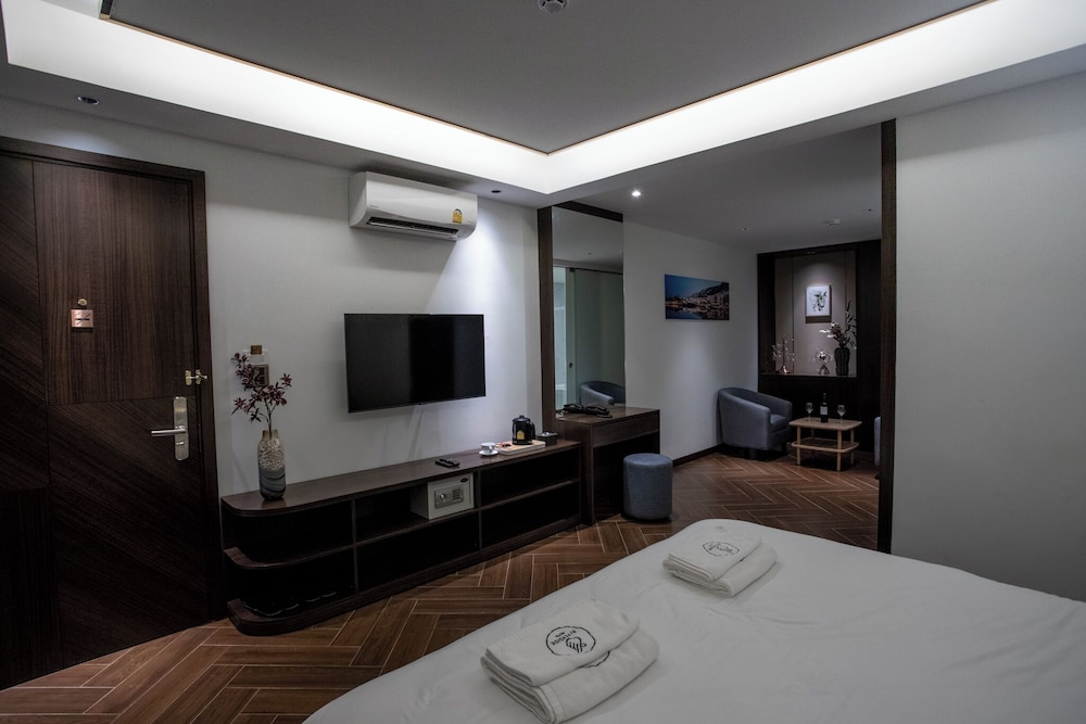 Executive Suite, 1 King Bed, City View photo 1