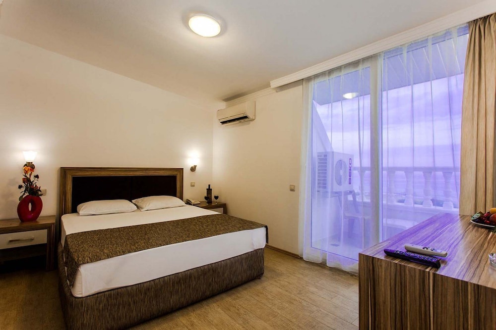 Room, Garden View