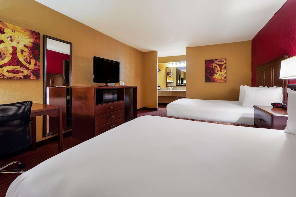 Standard Room, 2 Queen Beds, Non Smoking (Different Bldg) photo 2