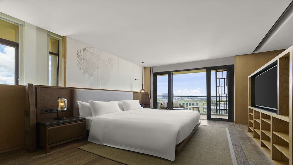 Room, 1 King Bed (Green Aura) photo 1
