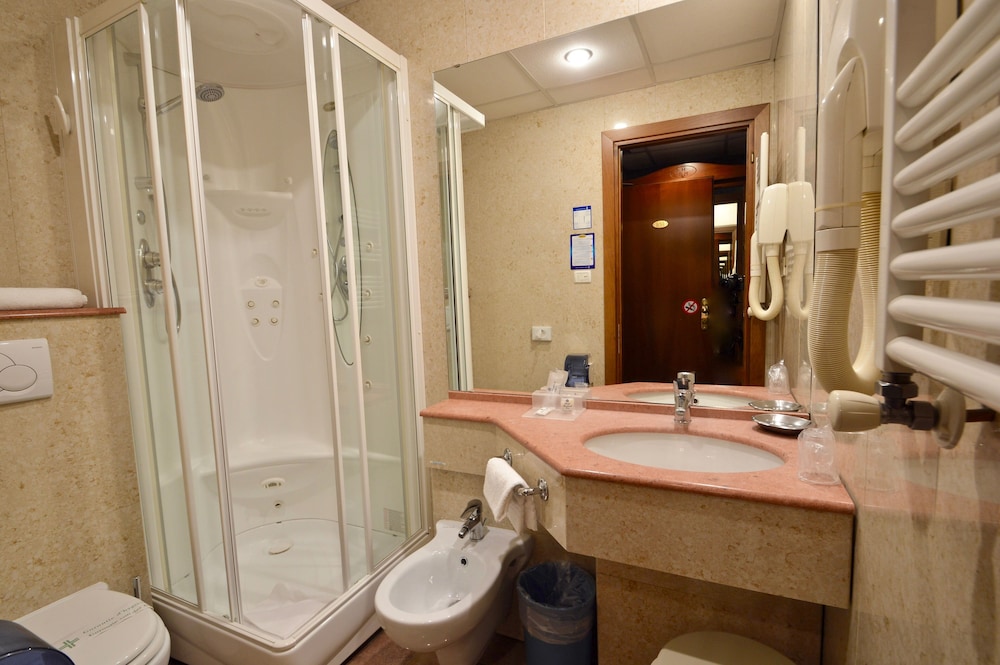 Superior Double or Twin Room (doccia idromassaggio) thumbnail 5