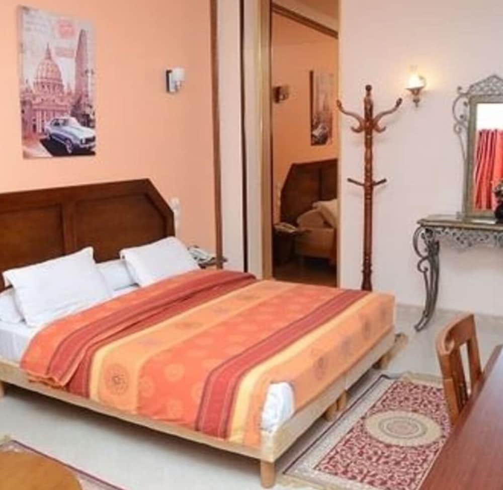 City Triple Room, 1 Bedroom, Private Bathroom photo 2