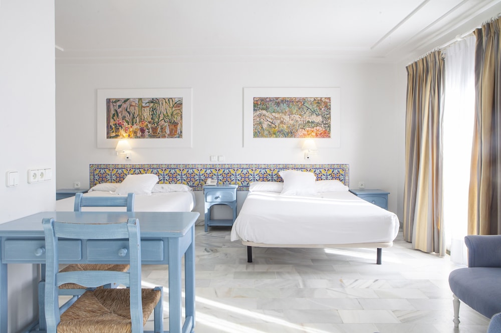 Superior Double Room (3 Adults) - Photo 8