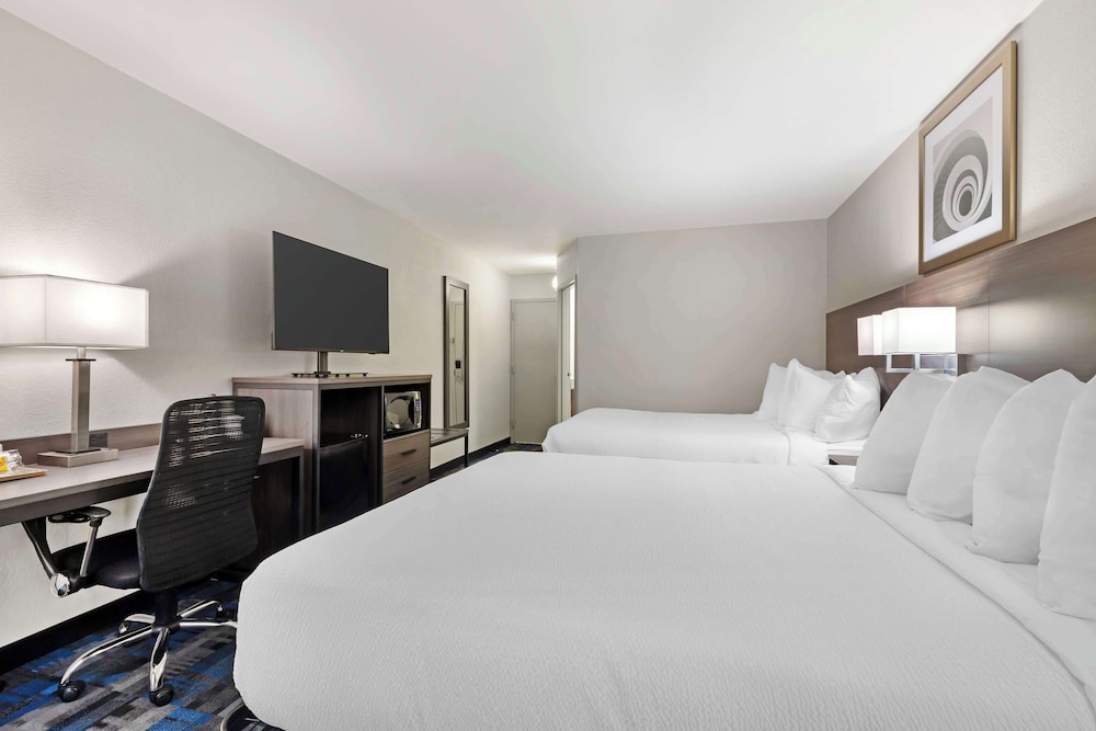 Standard Room, 2 Queen Beds, Non Smoking - Photo 3