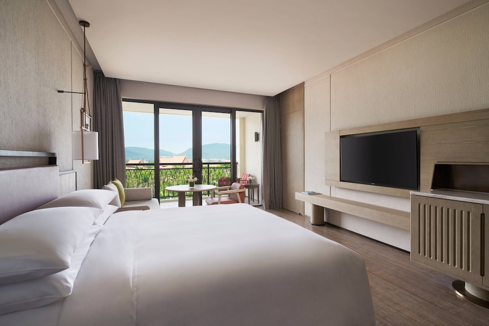 Deluxe Room, 1 King Bed, Balcony, Garden View photo 1