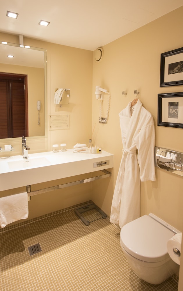 Executive Room, 1 King Bed (Courtyard View) - Photo 9