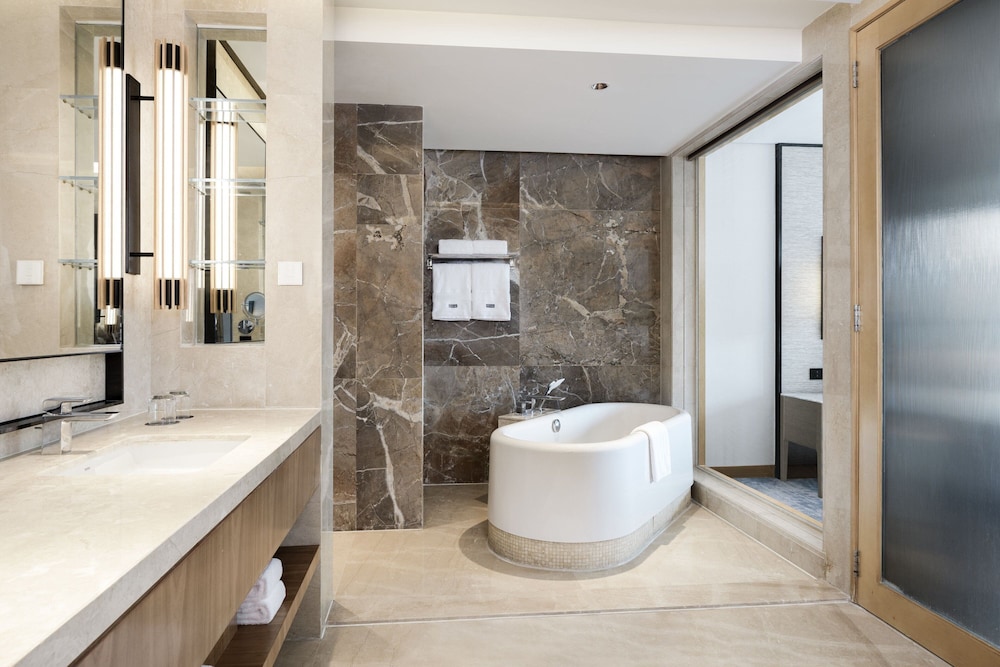 Club Suite, 1 King Bed, City View - Photo 4