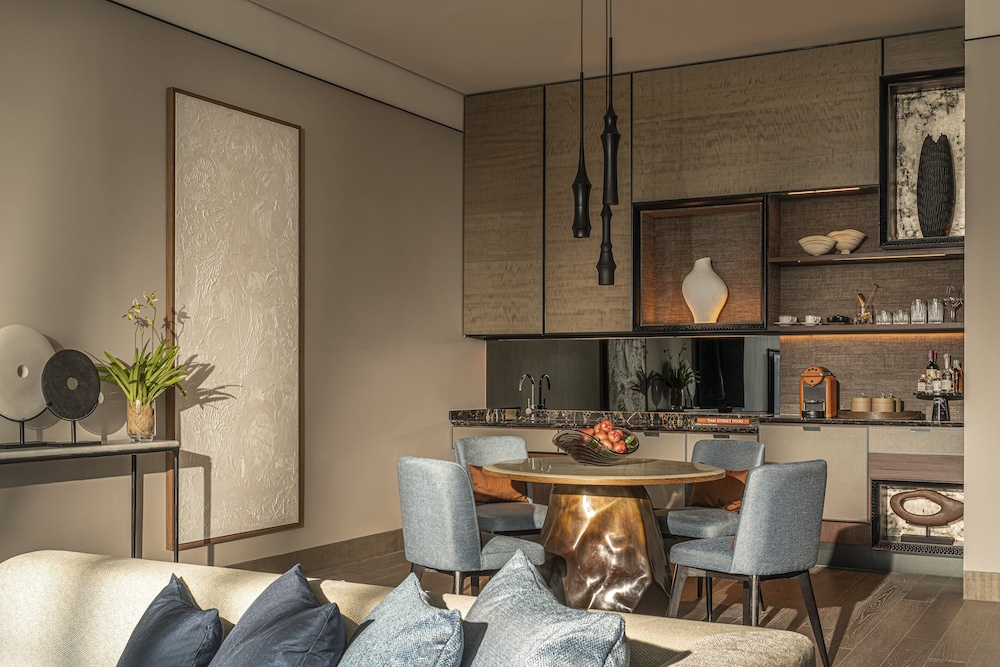 Four Seasons Executive Suite thumbnail 5